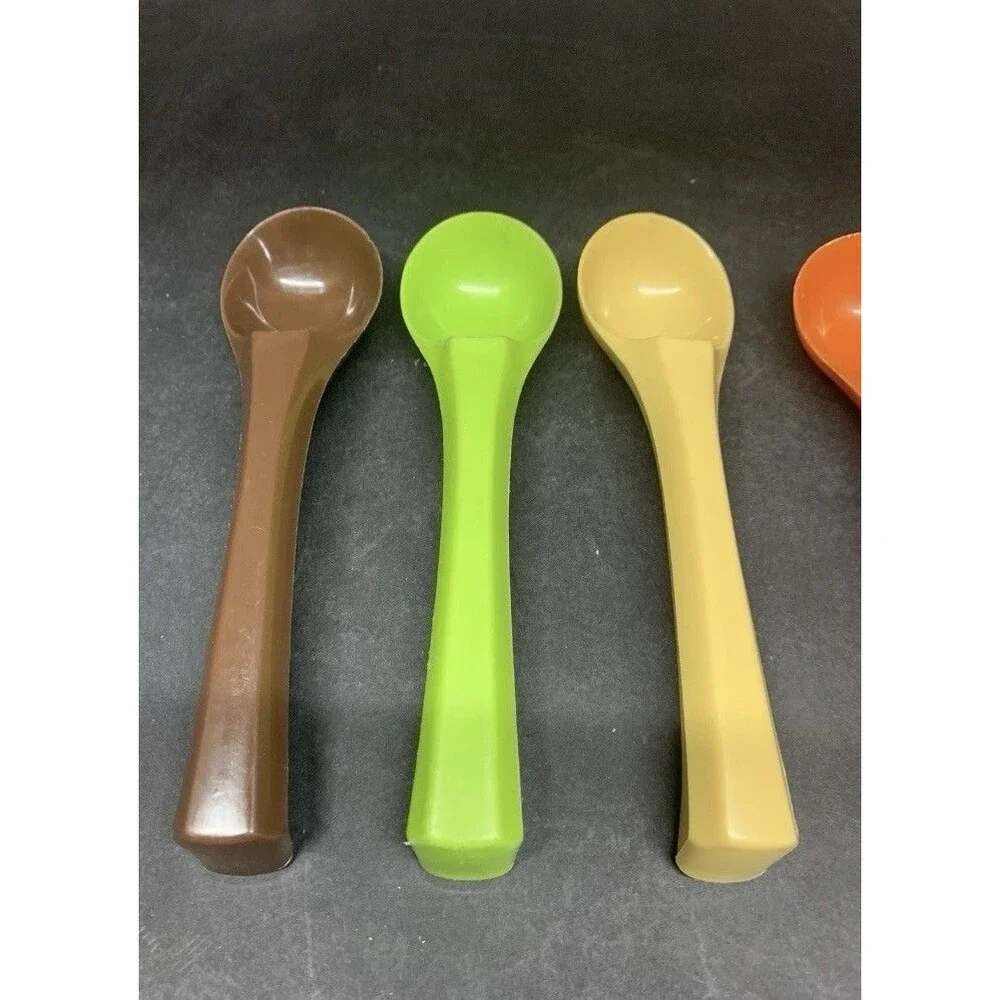 VINTAGE Rubbermaid Plastic Ice Cream Scoop